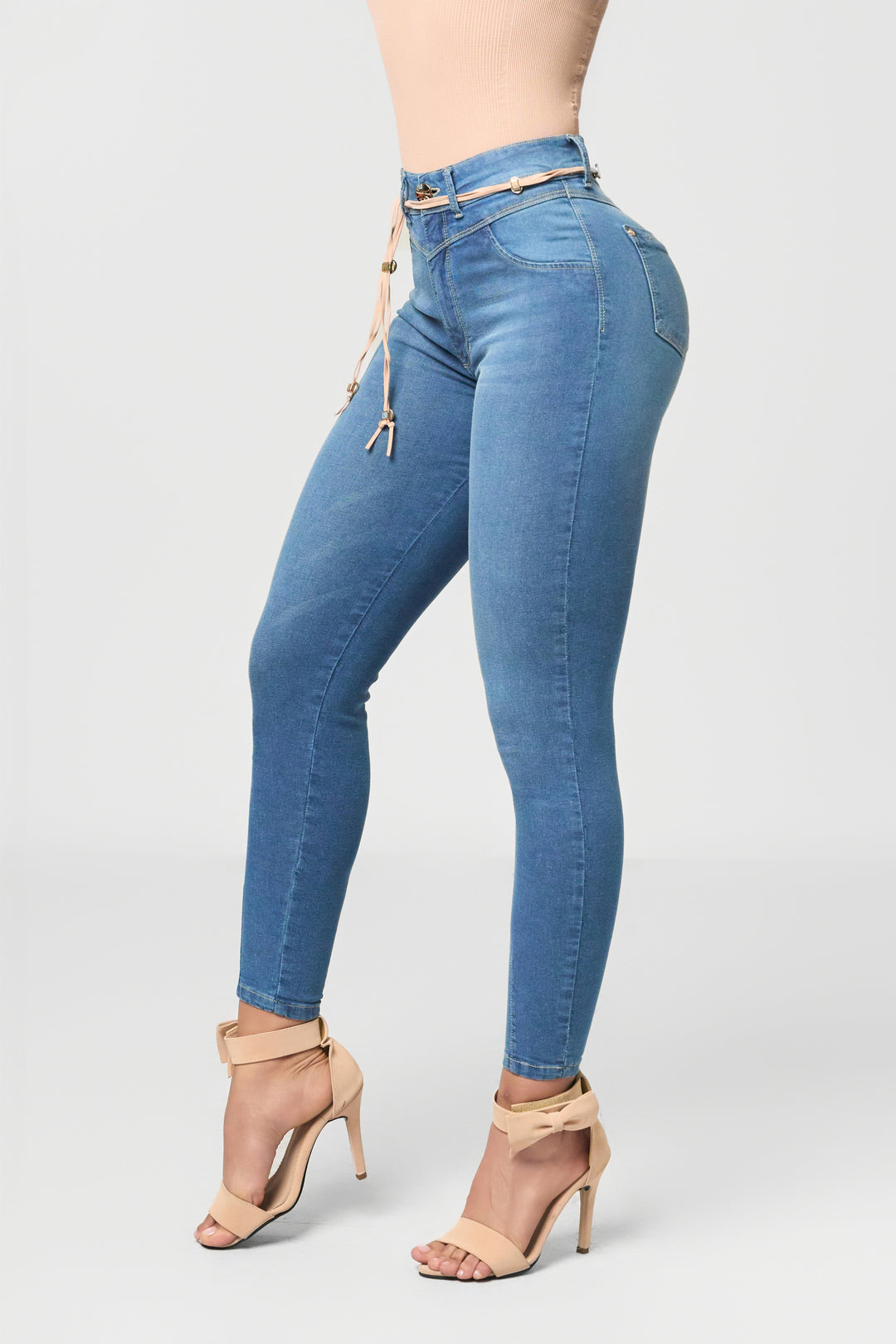 JEANS LEVANTA COLA 6864