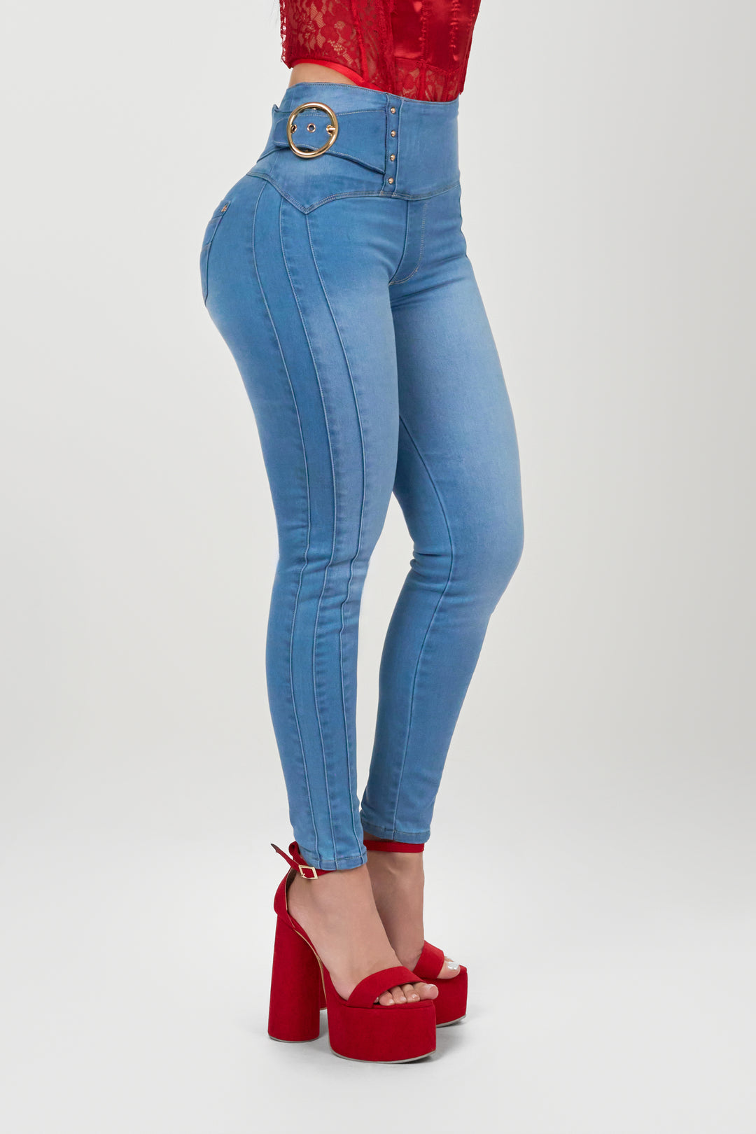 Skinny jeans color azul claro, con hebilla lateral,  y pretina ancha que moldea el abdomen tiro alto, con costuras  laterales y bolsillos traseros.