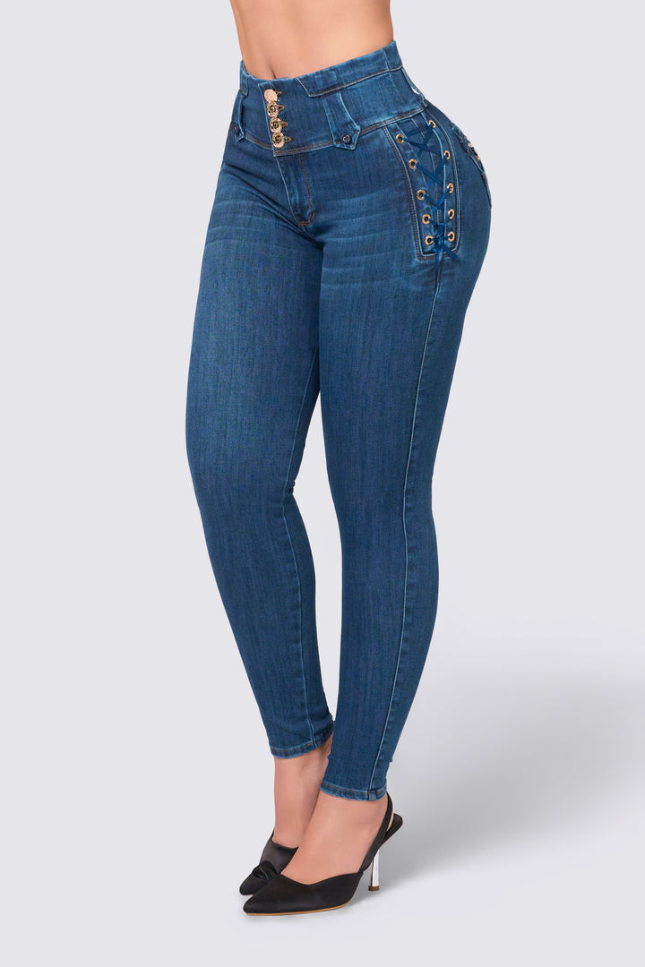 Pantalón skinny jeans azul, de pretina alta y tirantes cruzados a los laterales. 