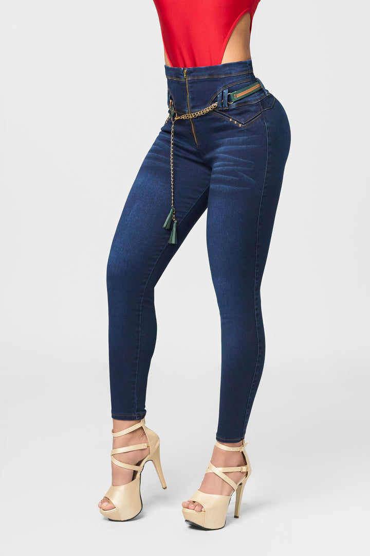Skinny jeans color azul, con cierre frontal, tiro alto, cadena decorativa y sin bolsillos traseros.