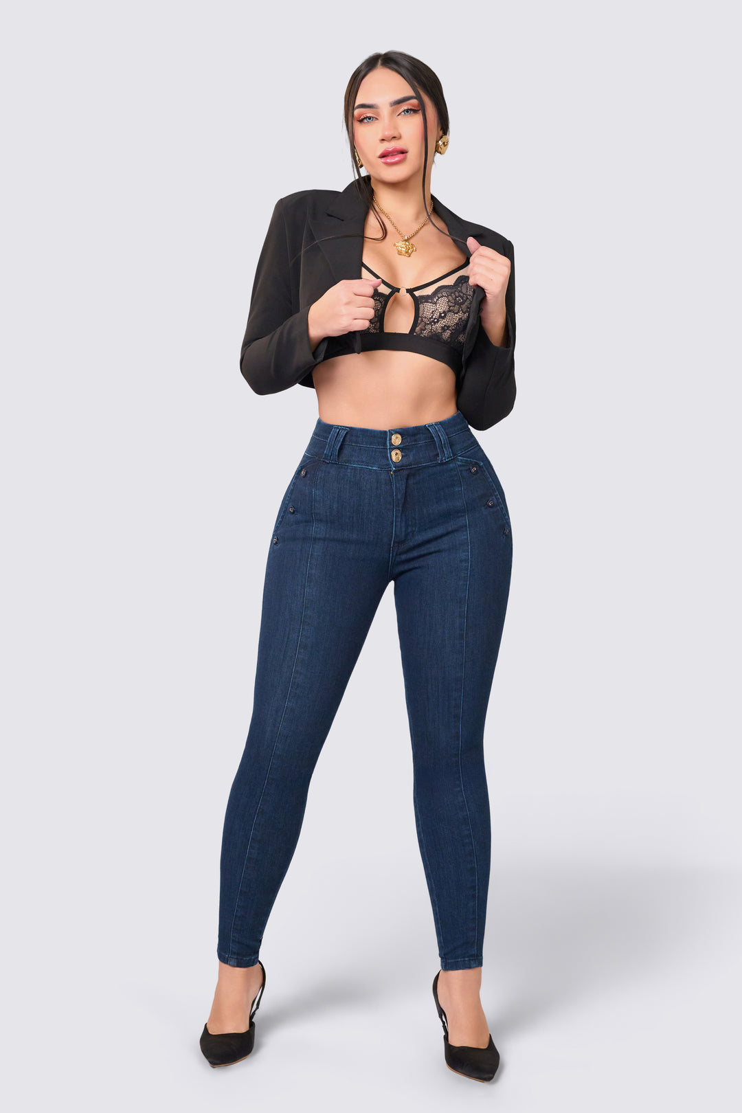 Skinny jeans color azul, con costuras frontales, de tiro alto y pretina con dos botones frontales. 