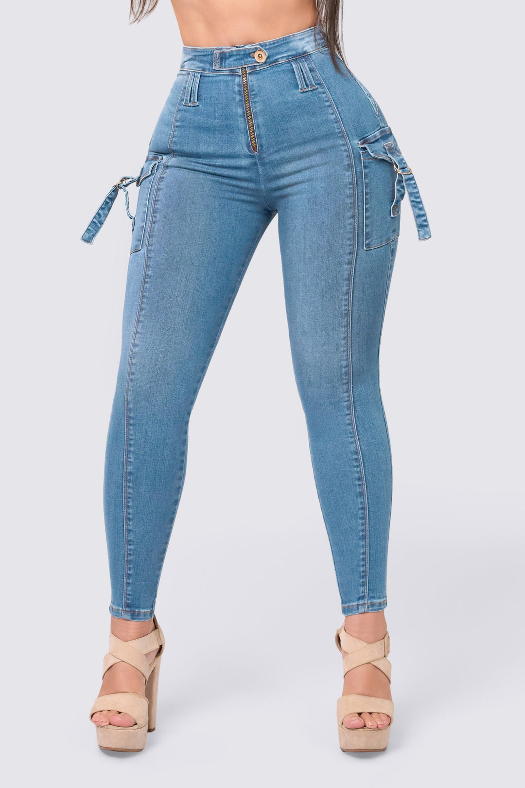 Skinny jeans color azul claro, de tiro alto, pretina delgada y bolsillos laterales.