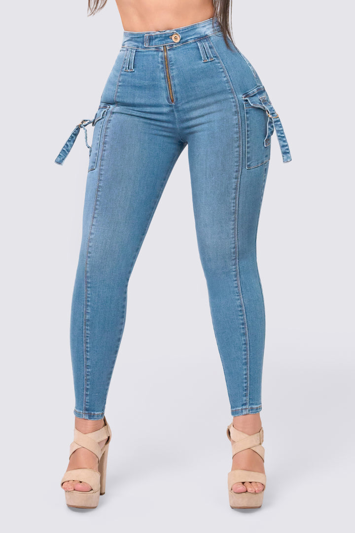 Skinny jeans color azul claro, de tiro alto, pretina delgada y bolsillos laterales.