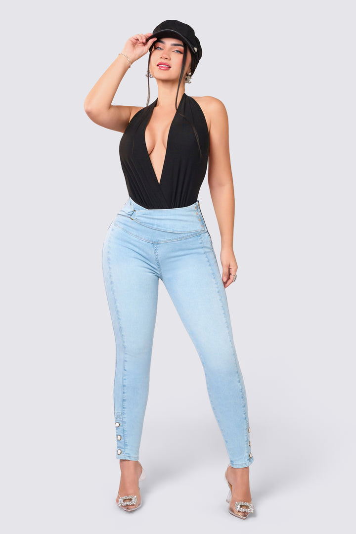 Skinny jeans color azul claro, con detalle en la pretina, cierre lateral y ajuste perfecto. 