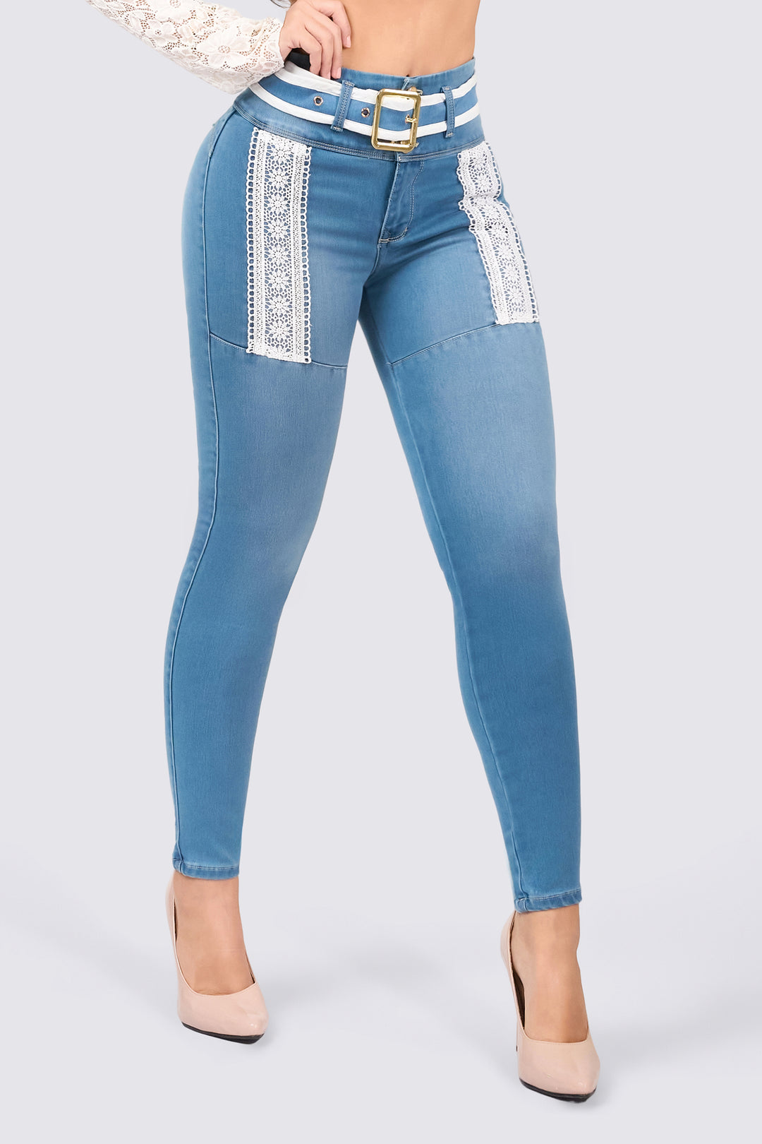 Skinny jeans azul claro, con encaje frontal, cinturón en denim y hebilla metálico y efecto push up. 