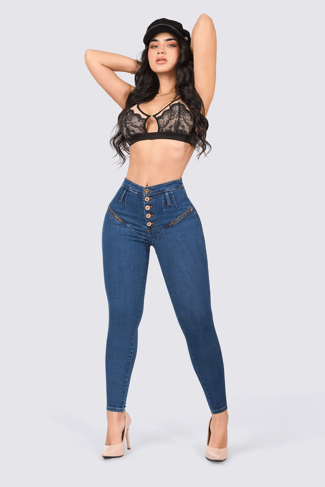 Skinny jeans color azul medio, de tiro alto, de cinco botones frontales, y diseño arriesgado y único con cierres  decorativos. 