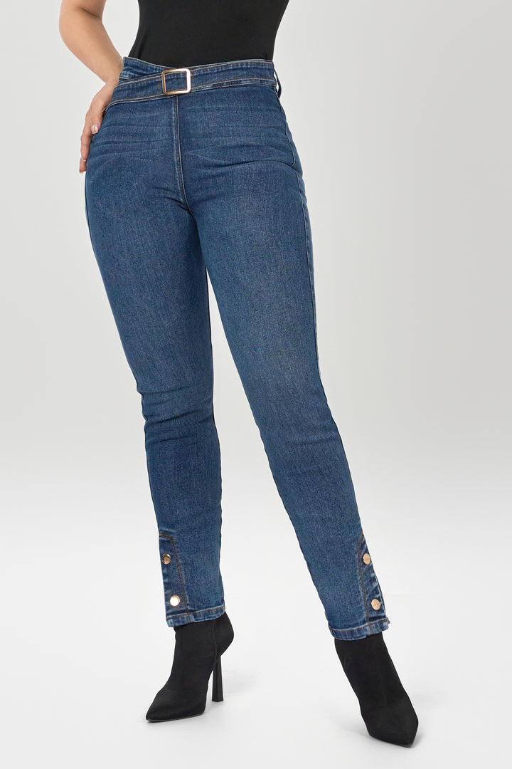 Skinny jeans color azul, de tiro alto, correa denim y hebilla ajustable, con botones dorados. 