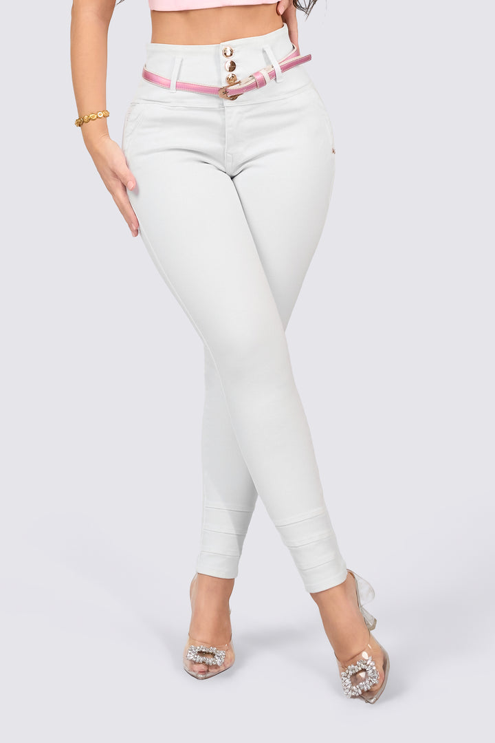Skinny jeans color blanco con bolsillos traseros, tiro alto y cinturón fino rosado. 