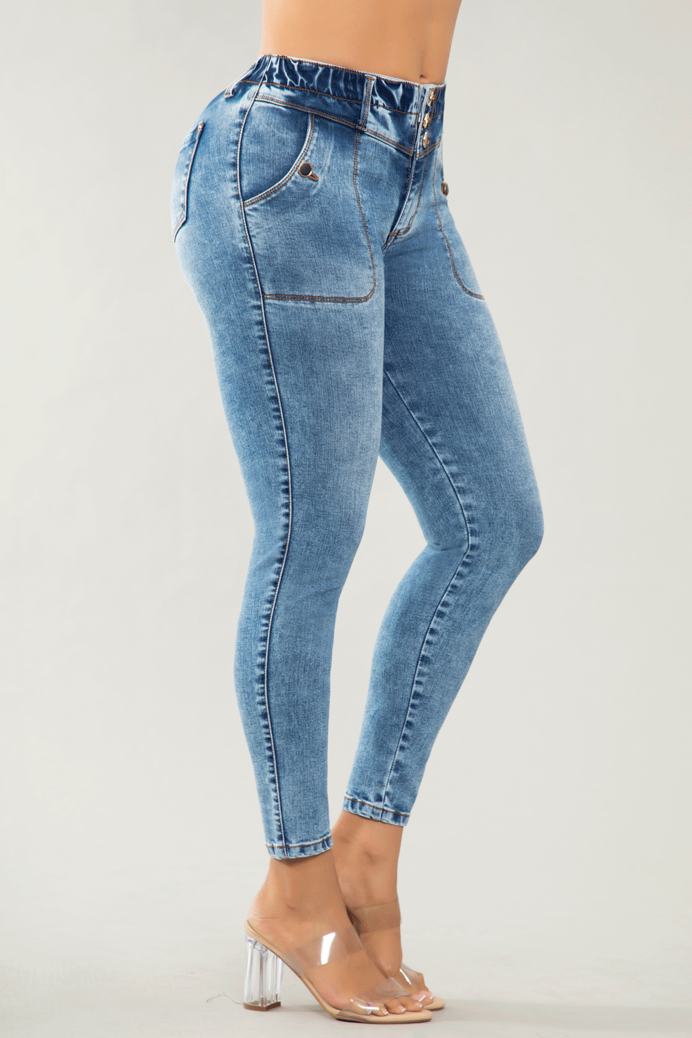 Skinny jeans en color azul, pretina con tres botones, cintura elástica. 