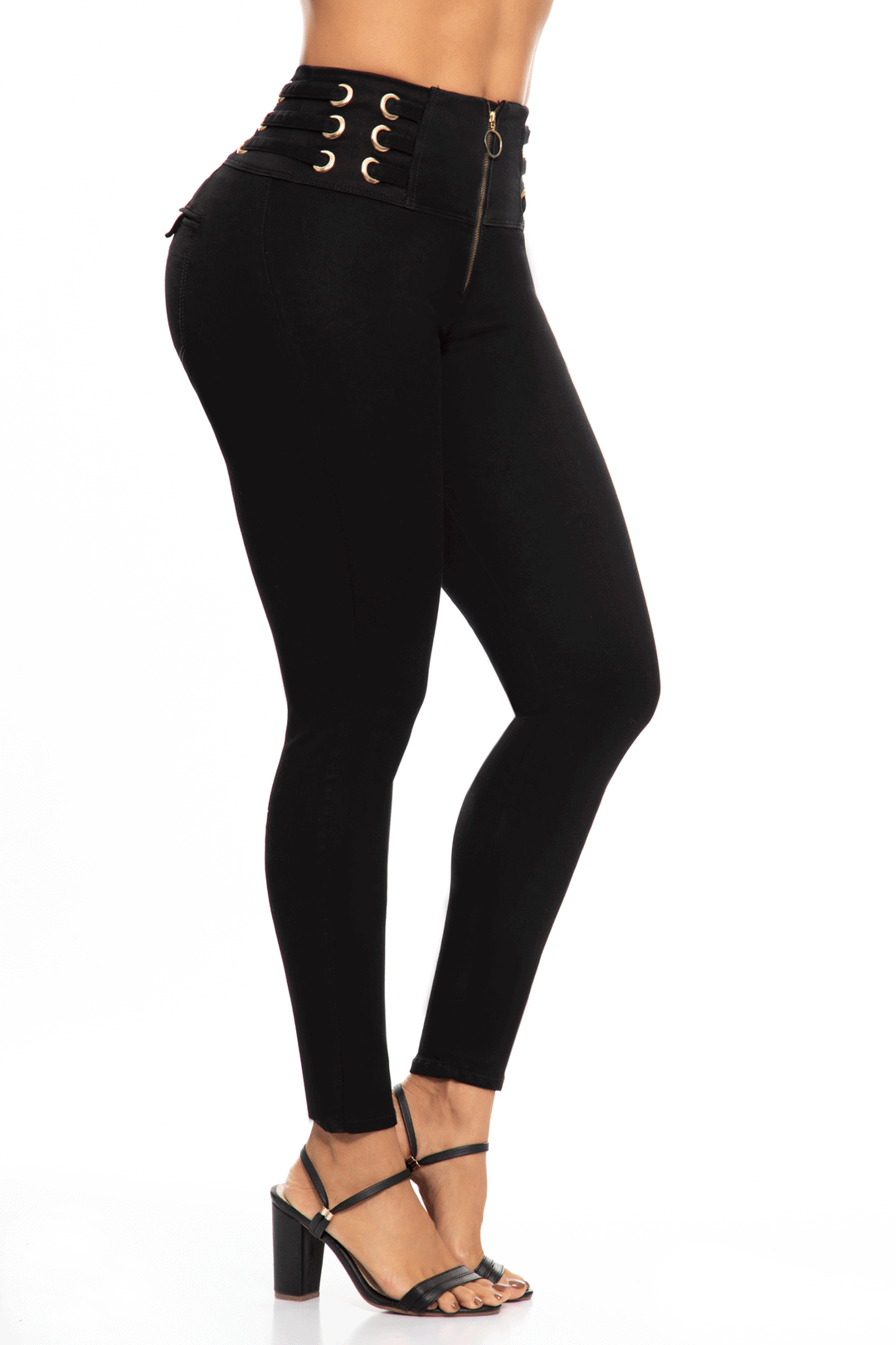 Skinny jeans en color negro, con cierre delantero, tiro alto, y diseño en pretina. 