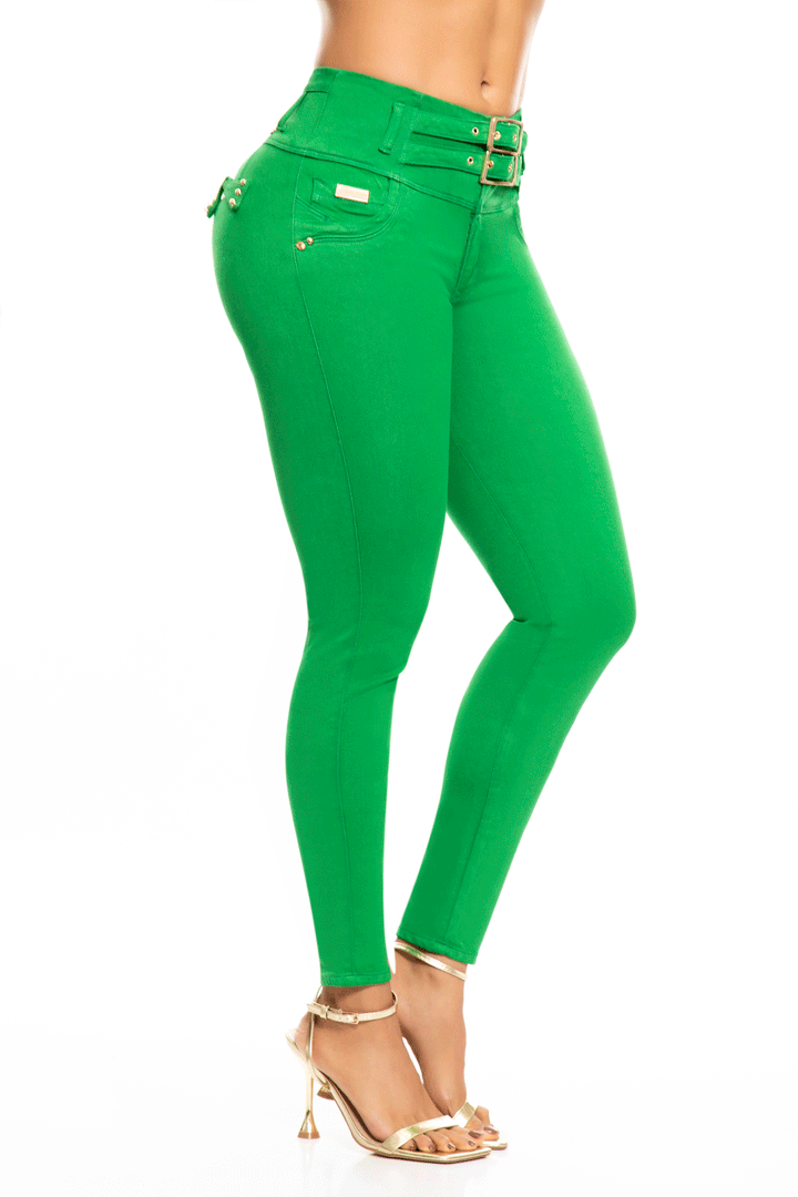 Skinny jeans color verde, con tiro medio, correas ajustables en pretina. 