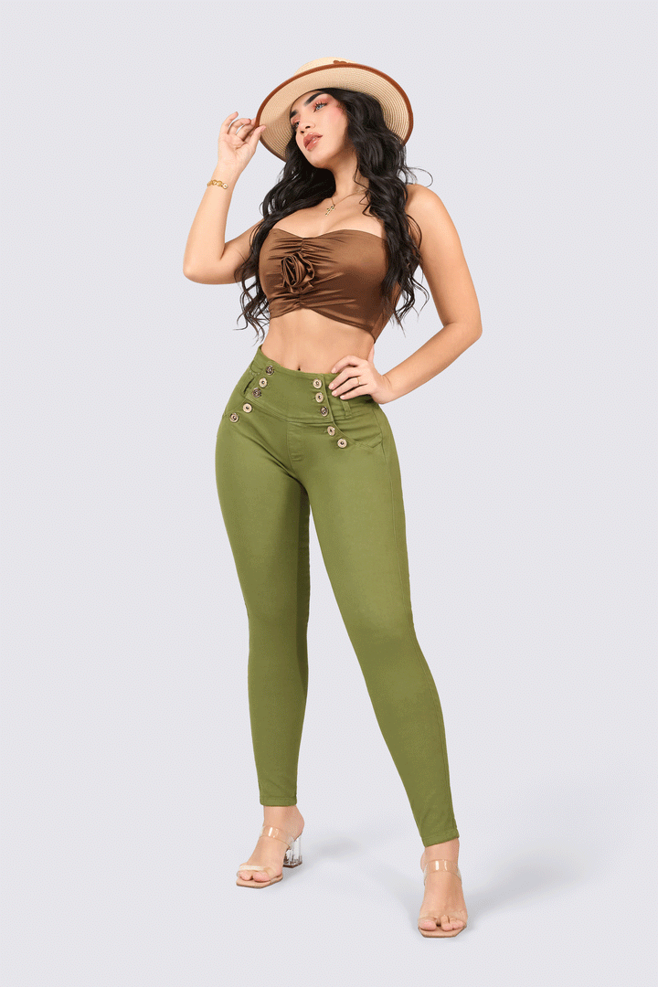 Skinny jeans color verde, de tiro alto, botones laterales y costuras traseros push up.  