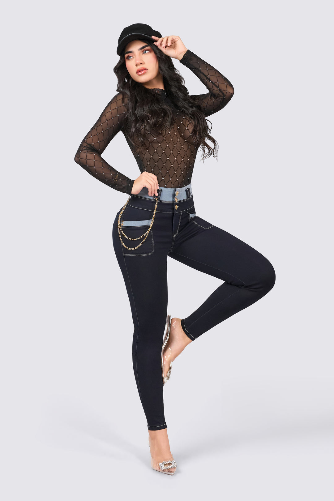 Skinny jeans combinado, en tonos denim claro y denim oscuro, pretina ancha con tres botones y cadena decorativa. 