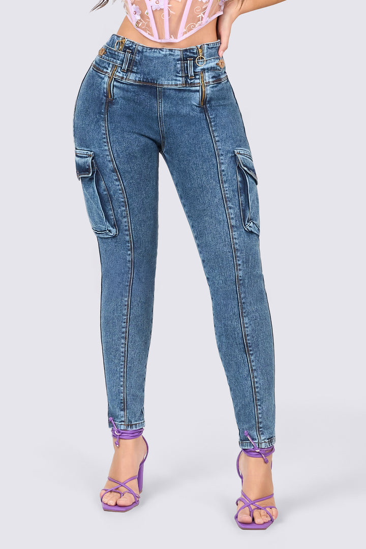 Skinny jeans color azul de tiro alto, dos cremalleras delanteras funcionales y bolsillos laterales tipo cargo. 