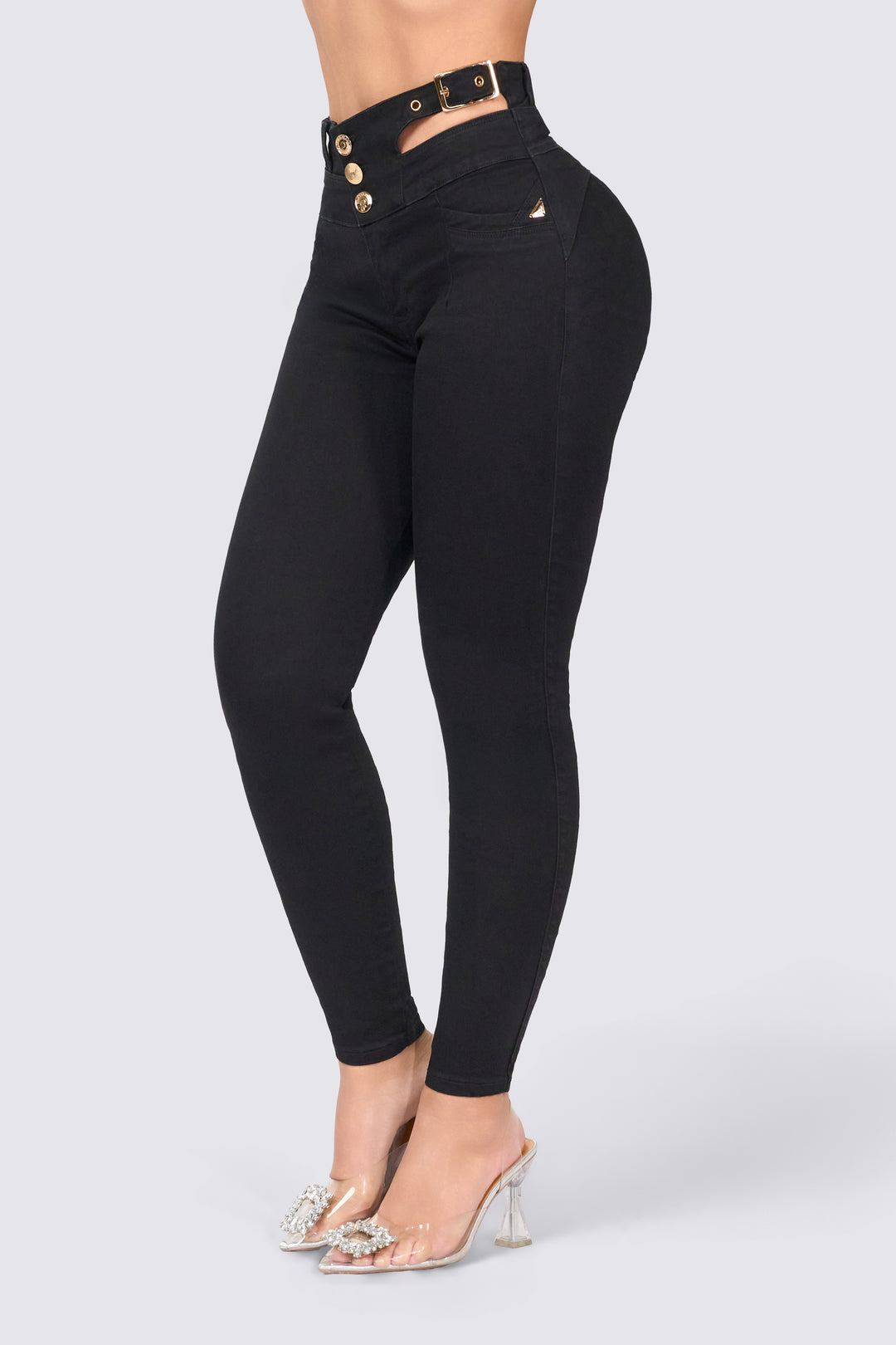 Skinny jean negro, tres botones frontales en pretina y corte en pretina con hebilla. 