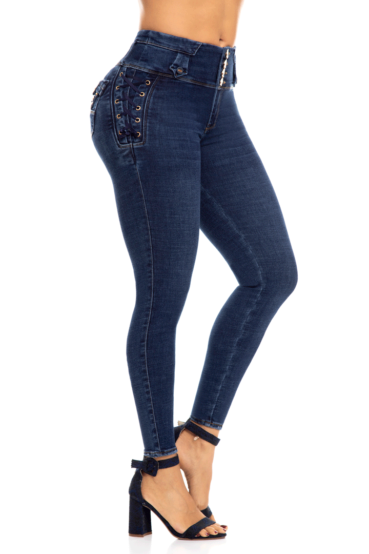 Skinny jeans en color azul, estilo clásico, tiro alto, con cuatro botones en la pretina y diseño en caderas. 