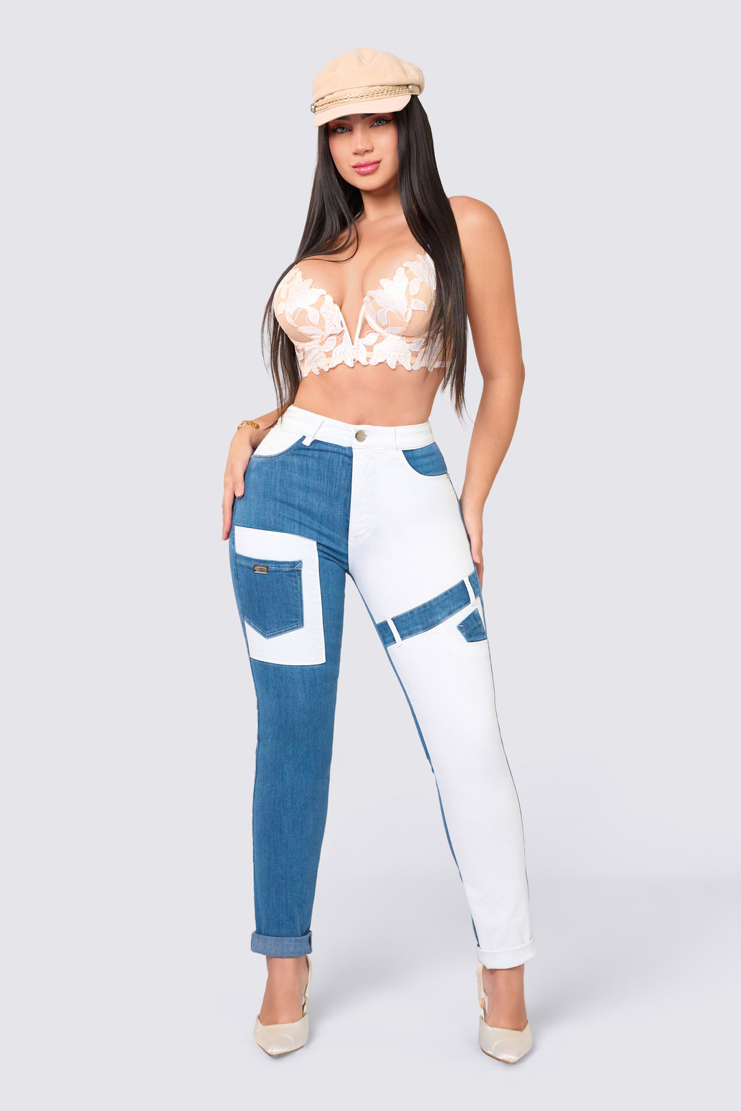 Skinny jean combinado, de pretina delgada de un solo botón. 