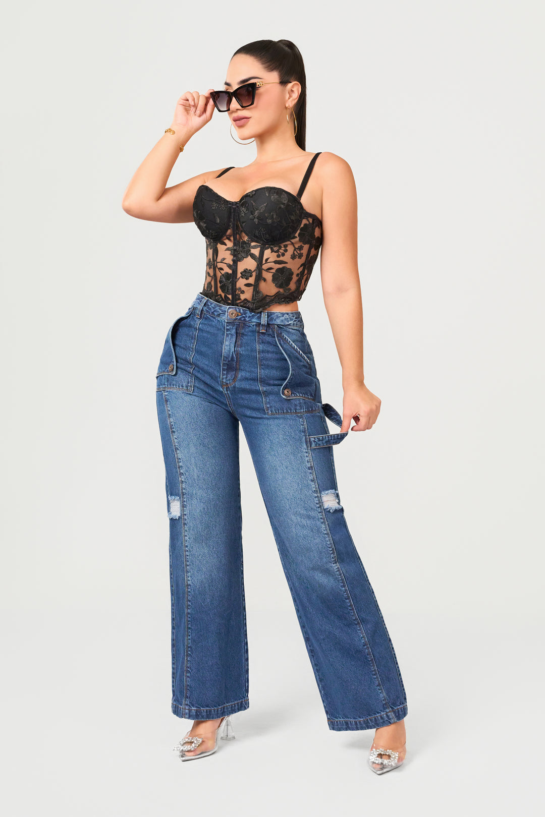 Pantalón wide leg, de tiro alto y pretina delgada de color azul. 