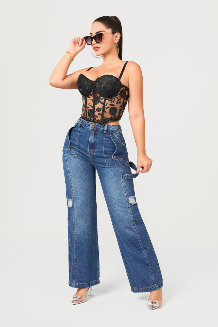 Pantalón wide leg, de tiro alto y pretina delgada de color azul. 