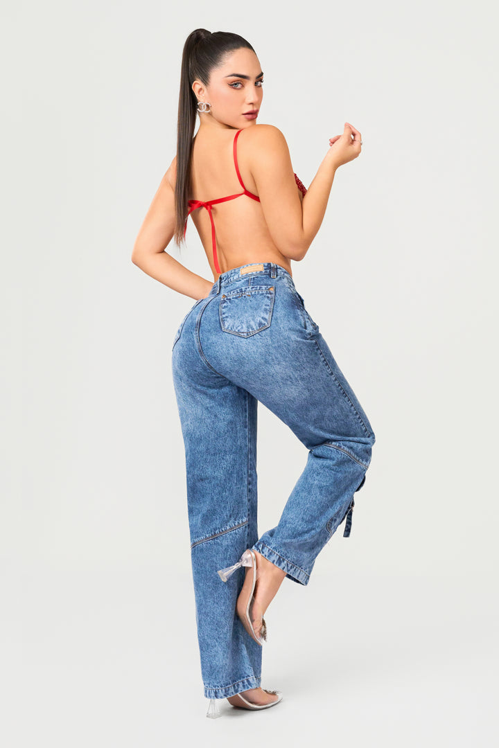 Pantalón color azul, con bolsillos traseros y funcionales, de decoración en la parte frontal que aportan un look urbano. 